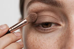 Eyeshadow application on hooded eyes